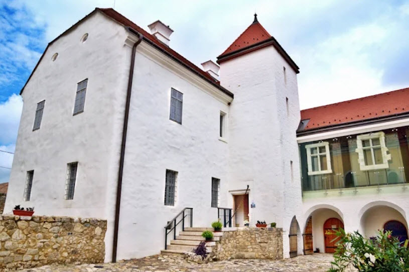 Szászvári Várkastély, Hungary